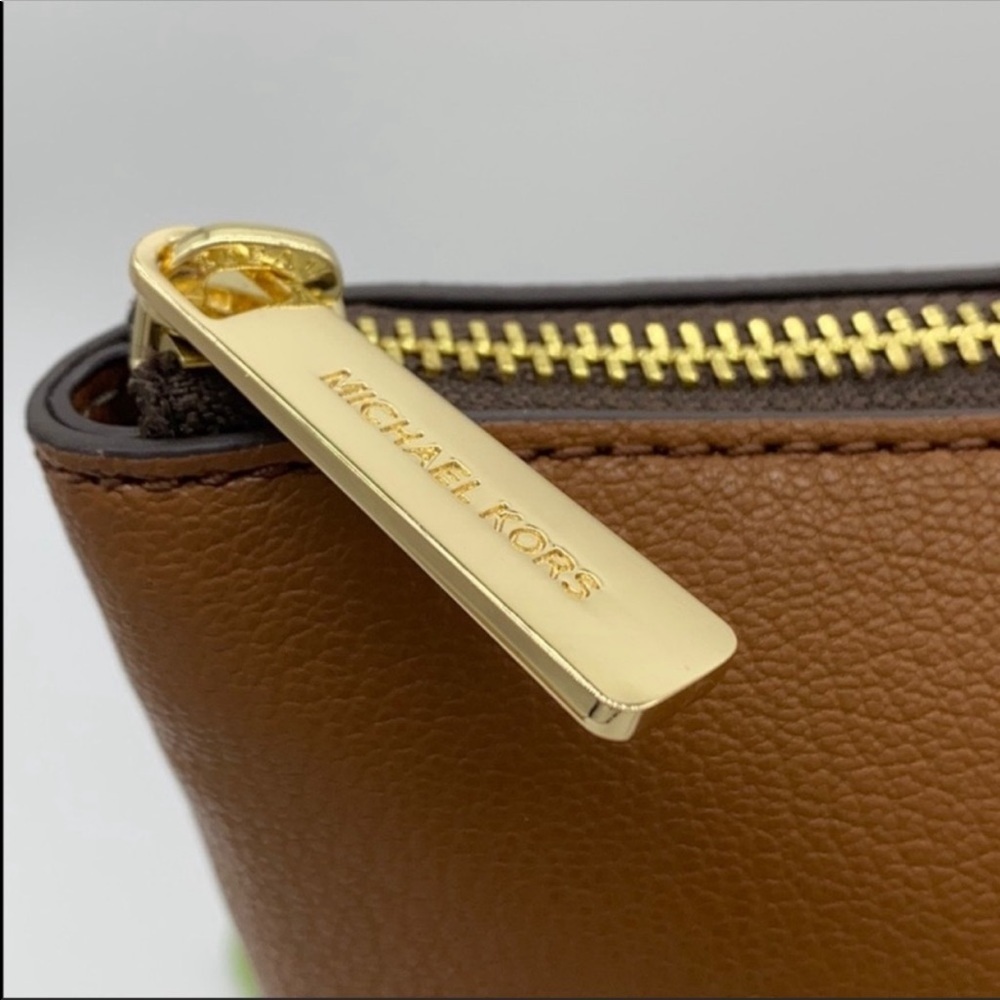MICHAEL KORS CHARLOTTE LG TZ TOTE BROWN - Picture 12 of 13